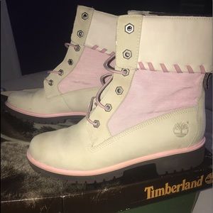 Women’s Timberlands 💕👣🌸❄️